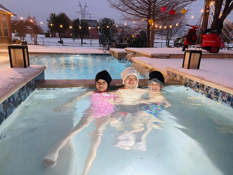 Chồng Hồng Ngọc thiết kế bể bơi nước nóng ở biệt thự để có thể bơi vào mùa đông.