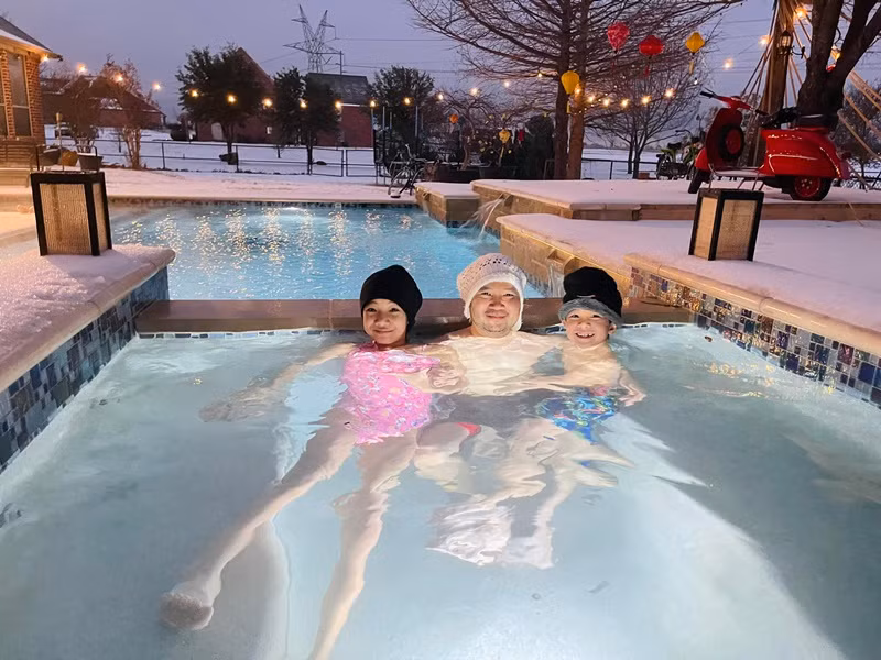 Chồng Hồng Ngọc thiết kế bể bơi nước nóng ở biệt thự để có thể bơi vào mùa đông.