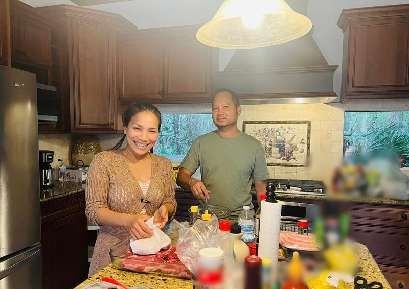 Hồng Ngọc khoe cùng chồng chuẩn bị bữa ăn cho gia đình khi đến biệt thự nghỉ dưỡng.