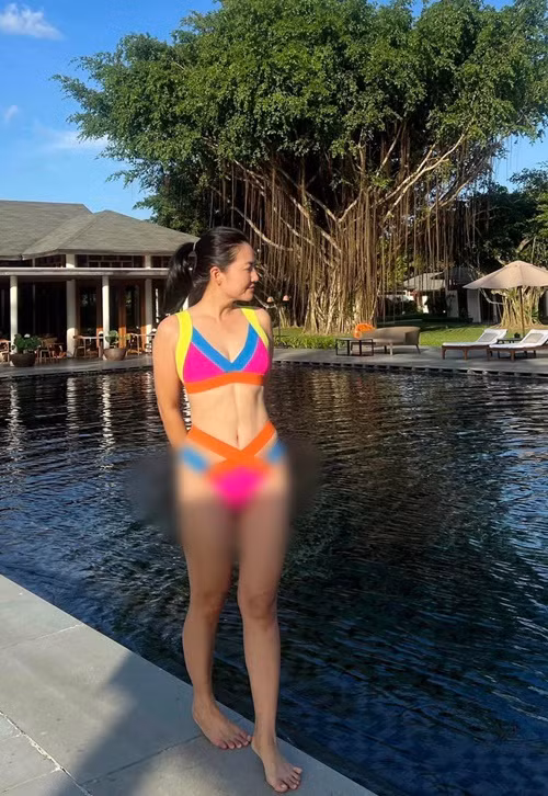 Ngọc Lan tự tin khoe dáng trong trang phục áo tắm một mảnh bên bể bơi.