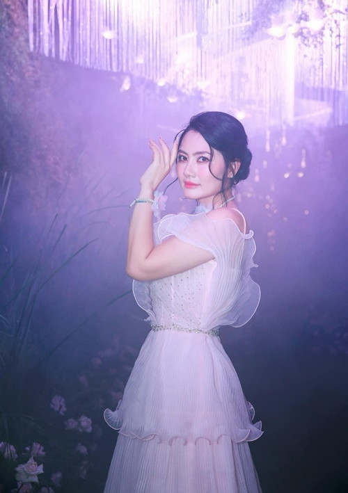 Nữ diễn viên trẻ trung, gợi cảm ở tuổi 39, sau một lần sinh nở.