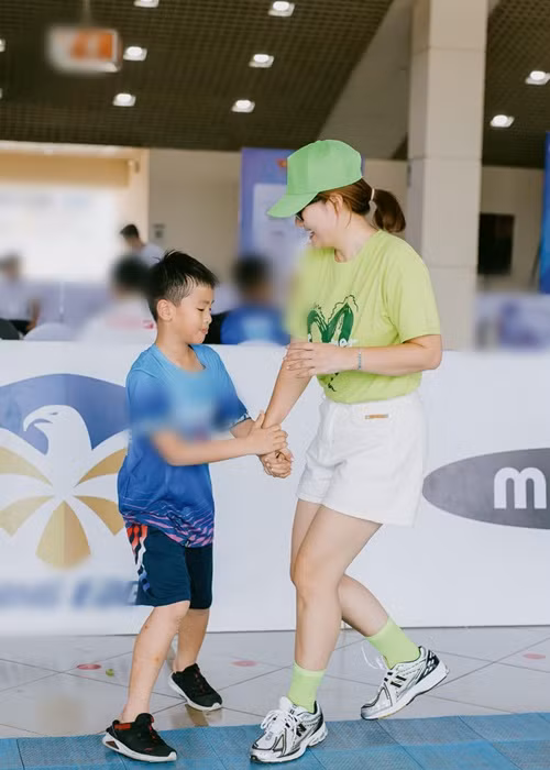 Nữ diễn viên thường xuyên đến trường ủng hộ các hoạt động ngoại khóa của con.