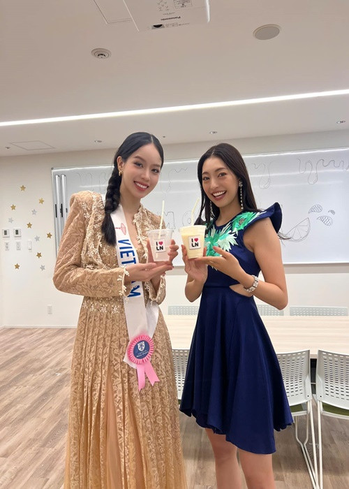 Đại diện Việt Nam luôn giữ được vẻ rạng rỡ trong các hoạt động của cuộc thi.