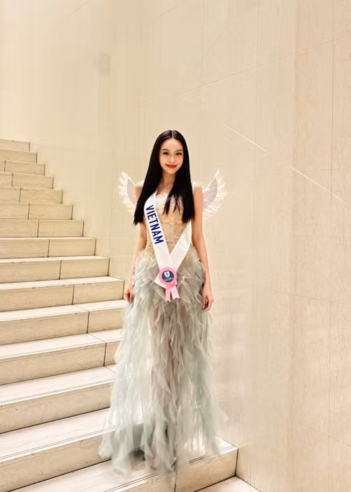 Ở sự kiện Halloween, Thanh Thủy hóa cô tiên xanh.