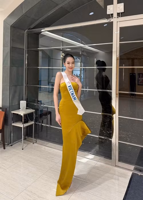 Đại diện Việt Nam diện váy cúp ngực bó sát khoe dáng nuột nà.