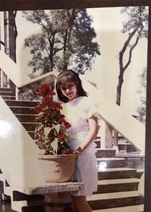 Năm 10 tuổi khi thấy mẹ làm việc vất vả, Việt Trinh bỏ học theo các bạn trong xóm đi nhặt đậu phộng thuê kiếm tiền khiến mẹ cô vừa thương vừa giận. Ảnh: FB Việt Trinh.