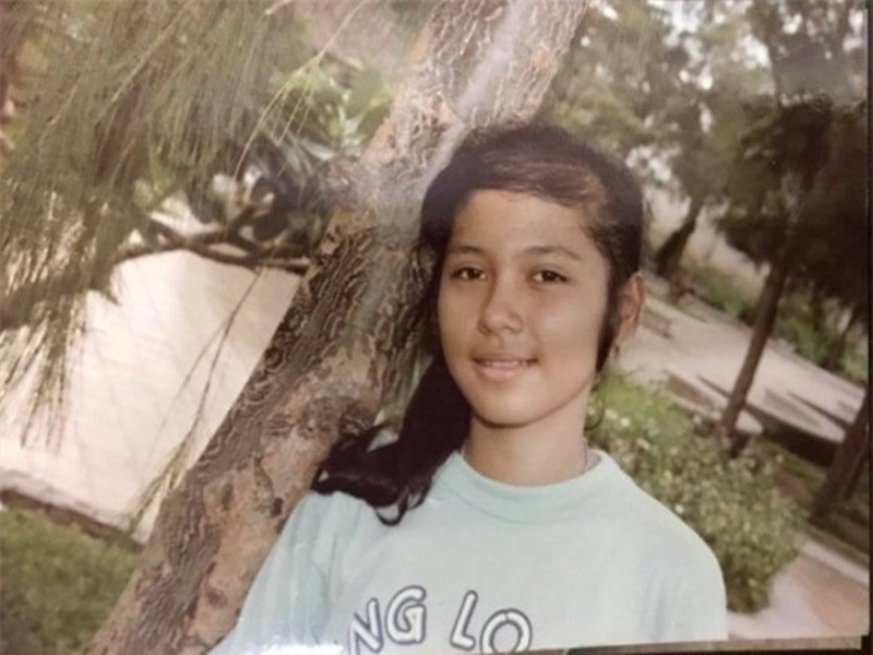 Việt Trinh phụ mẹ nấu cám cho heo ăn, xách nước đi tưới tiêu, giặt quần áo giúp các anh, có lúc theo các anh đi lượm củi. Ảnh: FB Việt Trinh.