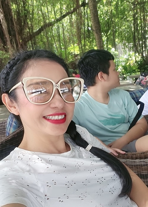 Nhiều năm nay, “Người đẹp Tây Đô” sống giản dị, bình dân bên con trai duy nhất tên Thiện Nhân. Ảnh: FB Việt Trinh.