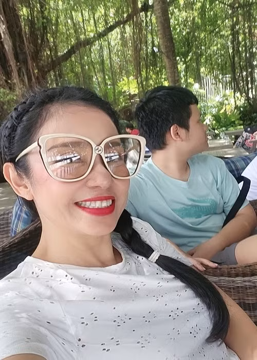 Nhiều năm nay, “Người đẹp Tây Đô” sống giản dị, bình dân bên con trai duy nhất tên Thiện Nhân. Ảnh: FB Việt Trinh.