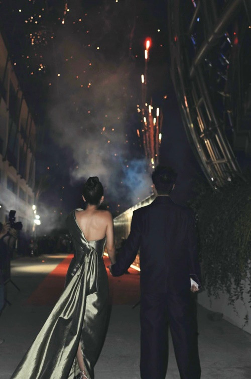 Cả hai nắm tay song hành khiến nhiều người cho rằng tin đồn cặp đôi "phim giả tình thật" là có cơ sở. Ảnh: FB Thanh Sơn.