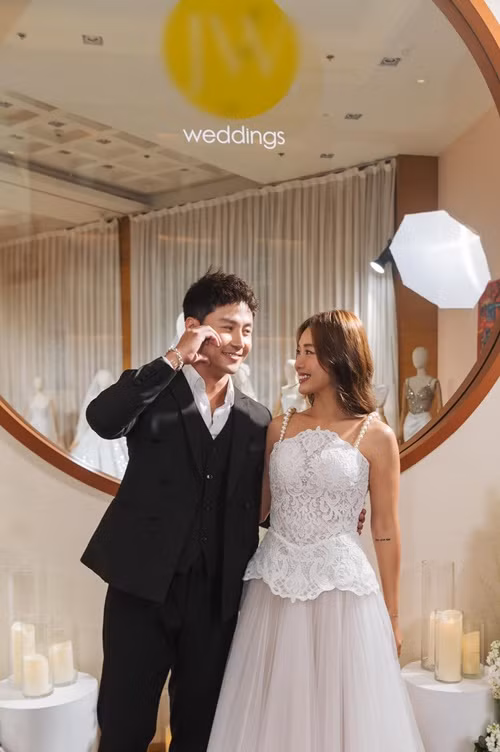 Mỗi khi hội ngộ tại sự kiện, Thanh Sơn - Khả Ngân lại bên nhau không rời. Ảnh: FB Thanh Sơn.