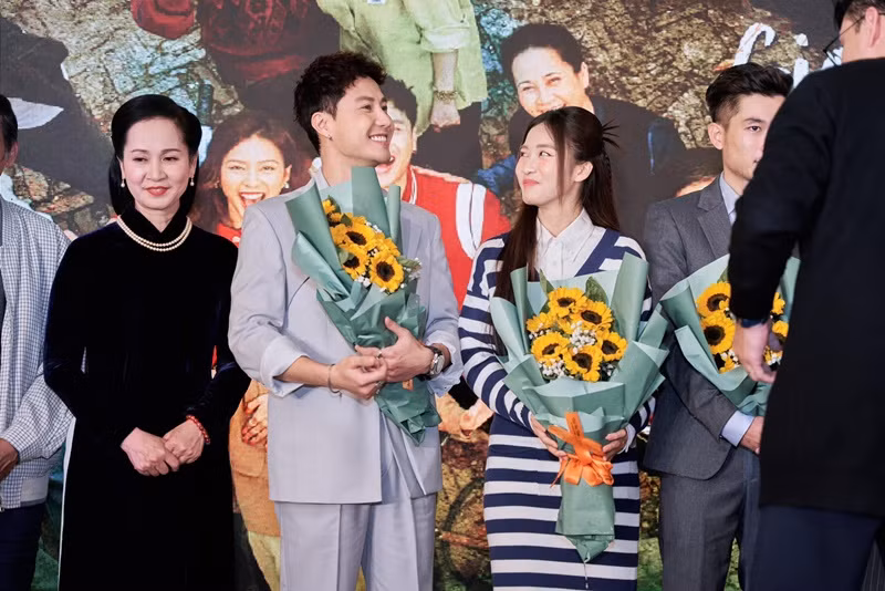 Hai diễn viên phim Gia đình mình vui bất thình lình tương tác ngọt ngào từ phim ảnh đến đời thường. Ảnh: FB Thanh Sơn.