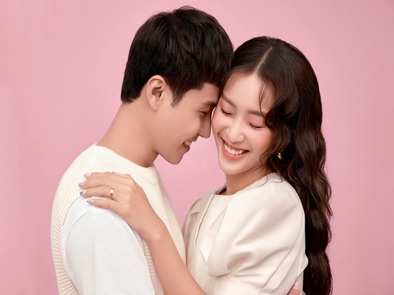 Ánh mắt Thanh Sơn dành cho Khả Ngân được cho ngọt ngào, ấm áp như đôi tình nhân. Ảnh: FB Thanh Sơn.