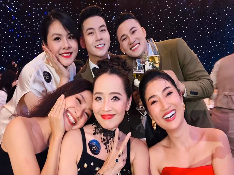 Vân Trang, Quỳnh Lam cũng đến dự đám cưới Hà Trí Quang. Ảnh: FB Lê Bê La.