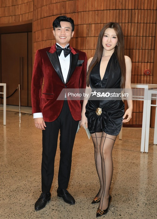 Quốc Trường, Thúy Ngân chụp ảnh chung khi đến dự đám cưới đồng nghiệp. Ảnh: Saostar.