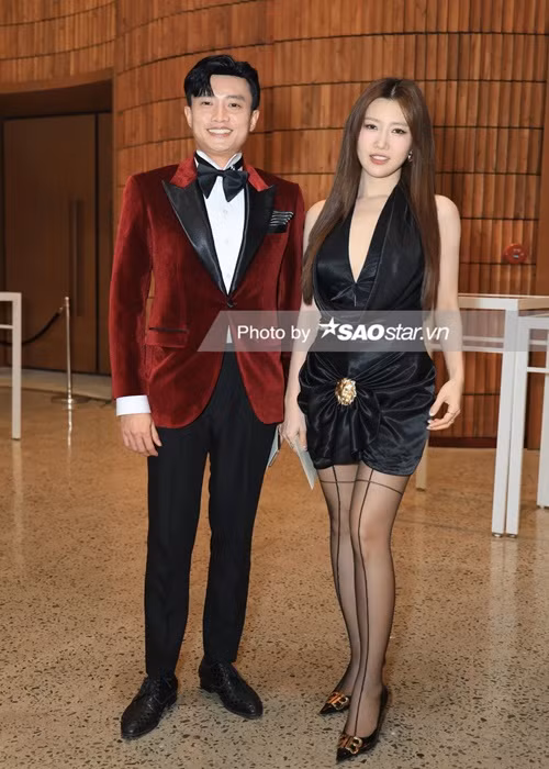 Quốc Trường, Thúy Ngân chụp ảnh chung khi đến dự đám cưới đồng nghiệp. Ảnh: Saostar.