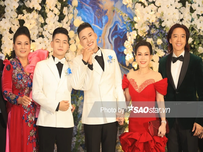 Thanh Đoàn và Hà Trí Quang đón tiếp nhiều nghệ sĩ đến dự đám cưới. Ảnh: Saostar.