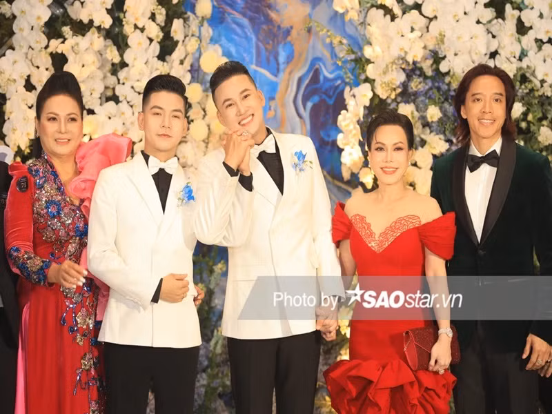 Thanh Đoàn và Hà Trí Quang đón tiếp nhiều nghệ sĩ đến dự đám cưới. Ảnh: Saostar.