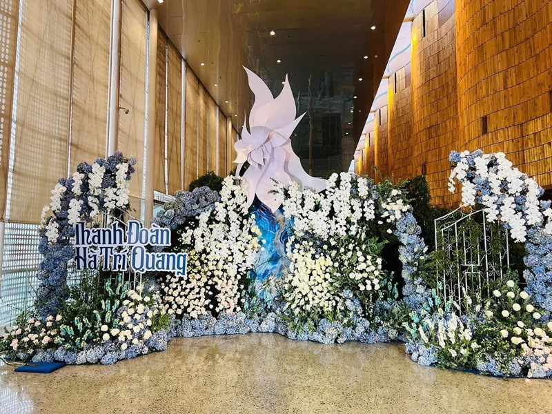Không gian đám cưới của Hà Trí Quang ở TP HCM ngập tràn hoa tươi, mang tông màu xanh, trắng. Ảnh: Người Đưa Tin.
