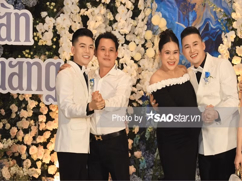 Diễn viên Hồ Bích Trâm ôm bụng bầu đến dự đám cưới. Ảnh: Saostar.