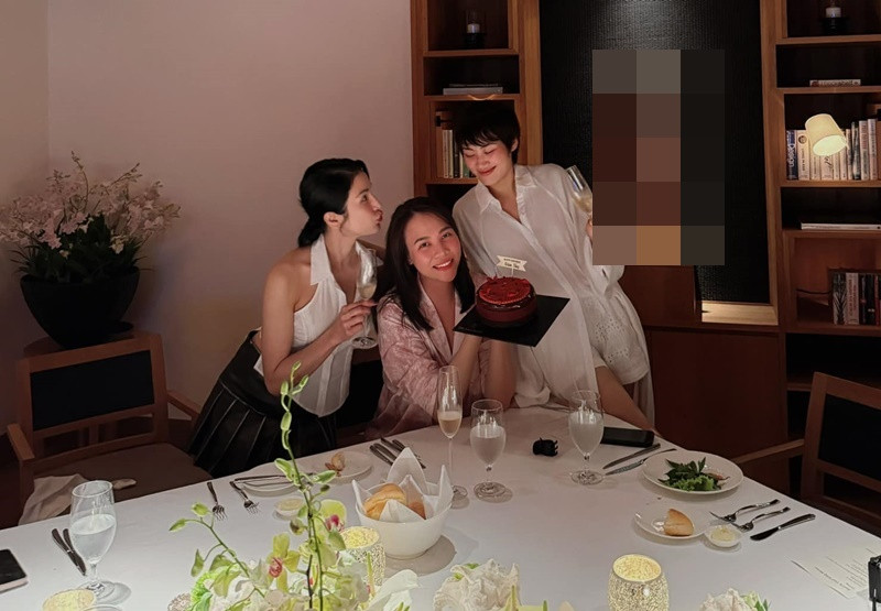 Trên trang cá nhân, Đàm Thu Trang khoe đón sinh nhật bên hội bạn thân. Ảnh: FB Đàm Thu Trang.