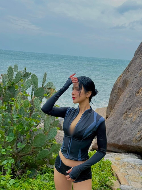 Mới đây, Diệp Lâm Anh đăng ảnh khoe vòng một khi diện áo tắm. Ảnh: FB Diệp Lâm Anh.