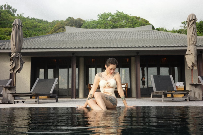 Pông Chuẩn diện áo tắm khoe dáng gợi cảm khi đi biển. Ảnh: FB Pông Chuẩn.