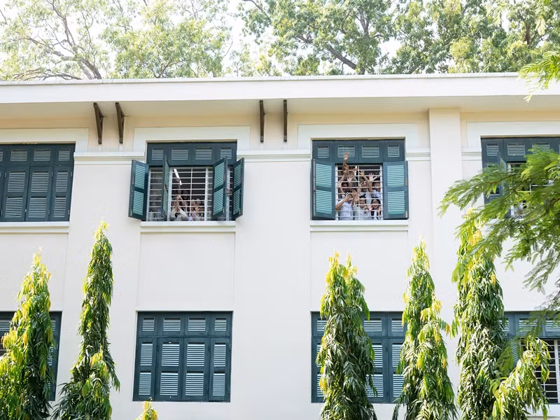 Nhiều học sinh reo hò khi nhận ra Thanh Thủy trên xe diễu hành.