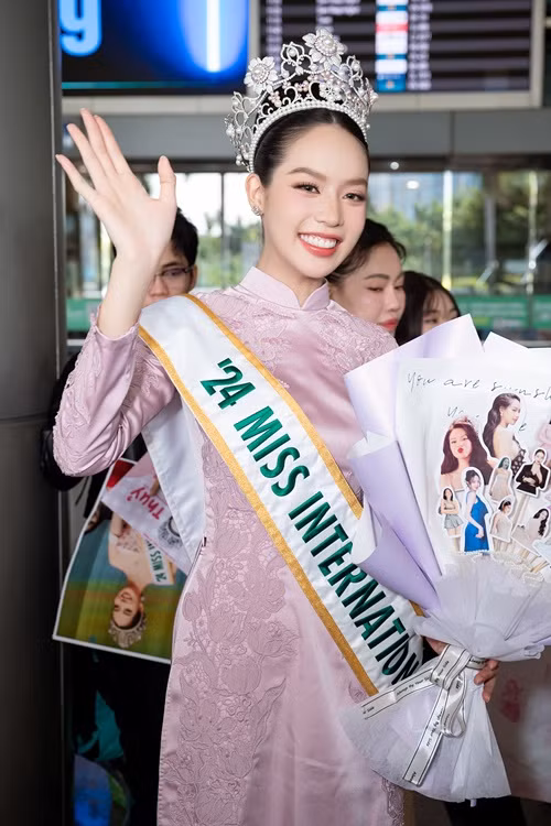 Thanh Thủy đẹp rạng rỡ trong ngày trở về nước.