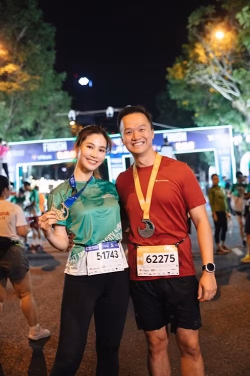 Gần đây, khi Vinh Nguyễn đón tuổi mới, Diễm My dành lời ngọt ngào cho chồng: "Chúc mừng sinh nhật người chồng tuyệt vời của em. Mong rằng tuổi mới sẽ mang lại cho anh nhiều hạnh phúc và niềm vui như anh mang đến trong cuộc sống của em mỗi ngày. Em yêu anh".