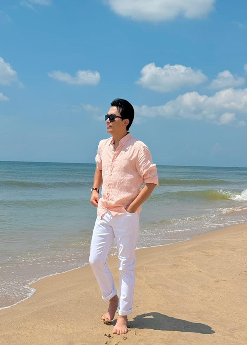 Nam ca sĩ cho biết, vợ anh không quan tâm đến tin đồn ly hôn. Ảnh: FB Mạnh Quỳnh.