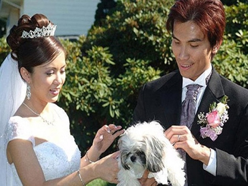 Theo Dân Việt, Mạnh Quỳnh có hợp đồng với vợ. "Em yêu anh, cưới anh thì phải chấp nhận tính chất công việc của anh là phải đi làm cuối tuần chứ không như những cặp đôi gia đình khác cuối tuần đi chơi", nam ca sĩ tiết lộ nội dung hợp đồng. Ảnh: Khám Phá.