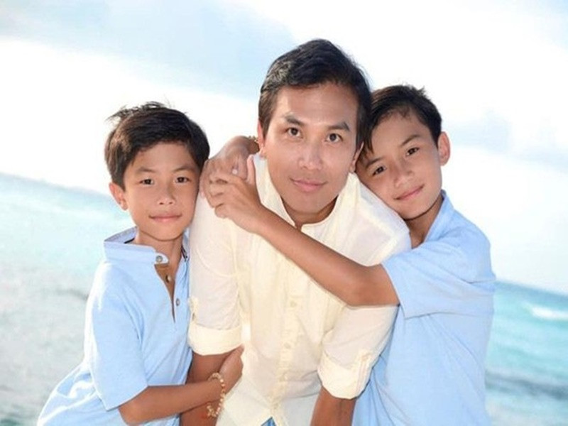 Cứ đi hát xong, Mạnh Quỳnh về với vợ con. Nam ca sĩ dạy hai con sống tốt, hòa đồng và phải biết tôn trọng người trên kẻ dưới. Theo Mạnh Quỳnh, các con học piano, có đi trình diễn nhưng không biết hát. Ảnh: FB Mạnh Quỳnh.