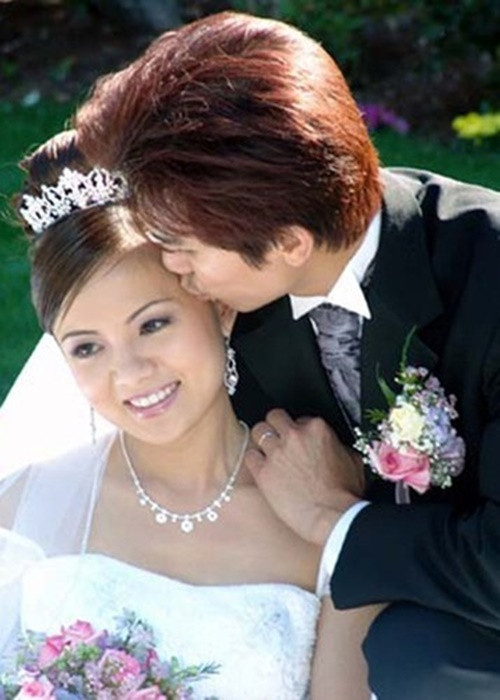 Vợ Mạnh Quỳnh tên Cẩm Diệu. Cô là người Việt, sang Mỹ từ nhỏ, làm trong lĩnh vực phân tích tài chính. Ngay lần gặp đầu tiên, Mạnh Quỳnh và Cẩm Diệu đã phải lòng nhau. Năm 2004, cặp đôi tổ chức đám cưới. Ảnh: Khám Phá.