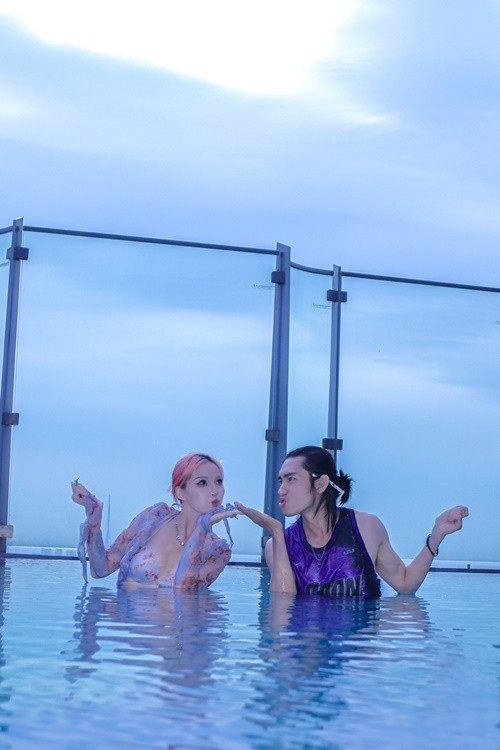 Đôi uyên ương khoe ảnh nhí nhảnh khi đi du lịch. Ảnh: FB Quang Đăng.