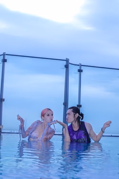 Đôi uyên ương khoe ảnh nhí nhảnh khi đi du lịch. Ảnh: FB Quang Đăng.