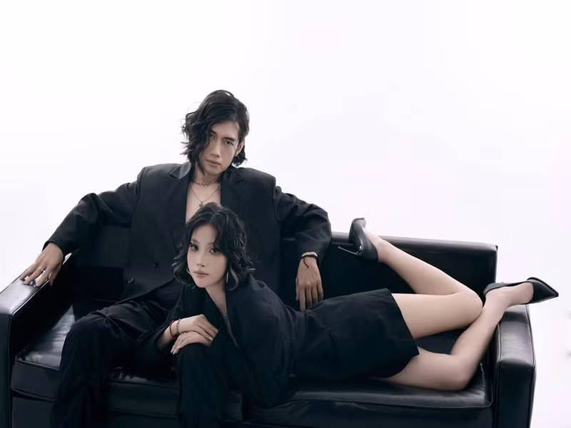 Cặp đôi tình tứ trong một bộ ảnh. Ảnh: FB Quang Đăng.