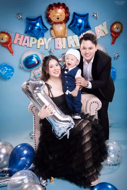 Hồ Bích Trâm làm dâu trong gia đình có 9 chị gái chồng. Nữ diễn viên được các chị chồng nhận xét dễ thương khi thường xuyên trêu đùa các chị. Ảnh: FB Hồ Bích Trâm.