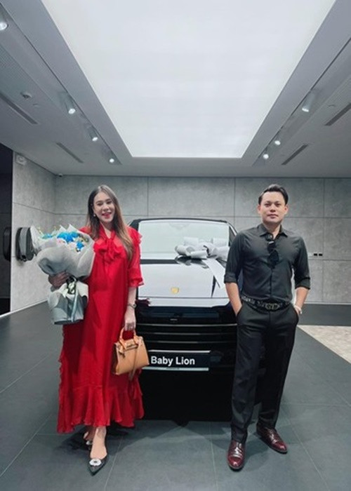 Hồ Bích Trâm được bạn đời tặng xe hơi, nhiều đồ hiệu. Ảnh: FB Hồ Bích Trâm.