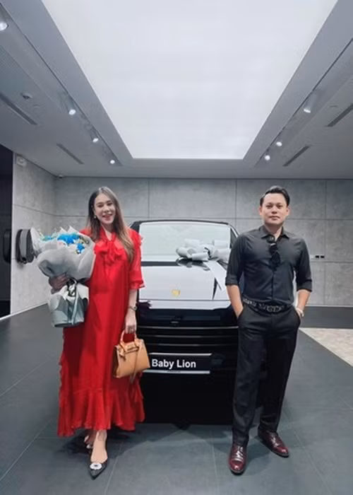 Hồ Bích Trâm được bạn đời tặng xe hơi, nhiều đồ hiệu. Ảnh: FB Hồ Bích Trâm.