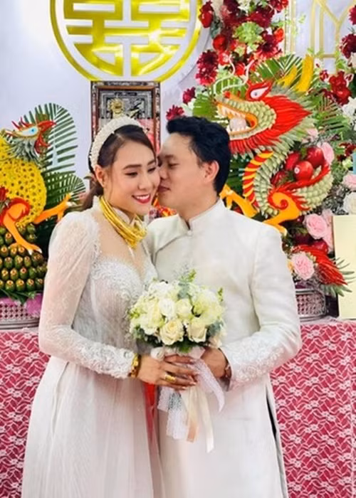  Diễn viên Hồ Bích Trâm đóng nhiều phim như: Những nẻo đường phù sa, Đánh tráo số phận, Bánh mì ông Màu. Tháng 5/2021, cô gây chú ý khi đeo vàng trĩu cổ trong đám cưới tại Quảng Ngãi. Ảnh: Công Lý Xã Hội.