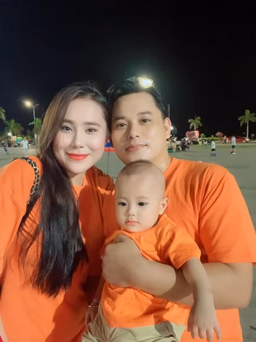 “Mình cứ thoải mái và phụ các chị nấu ăn, gia đình sum vầy vui vẻ. Trâm cũng hợp tính với các chị chồng nên gặp nhau lúc nào cũng tám đủ thứ chuyện trên đời như làm đẹp, ăn uống”, Hồ Bích Trâm chia sẻ trên Saostar về các chị chồng. Ảnh: FB Hồ Bích Trâm.