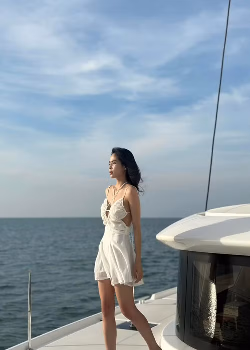 Kiều Anh có cuộc sống sang chảnh. Cô sử dụng nhiều đồ hiệu, thường xuyên du lịch xa xỉ, đi xe hơi đắt tiền.