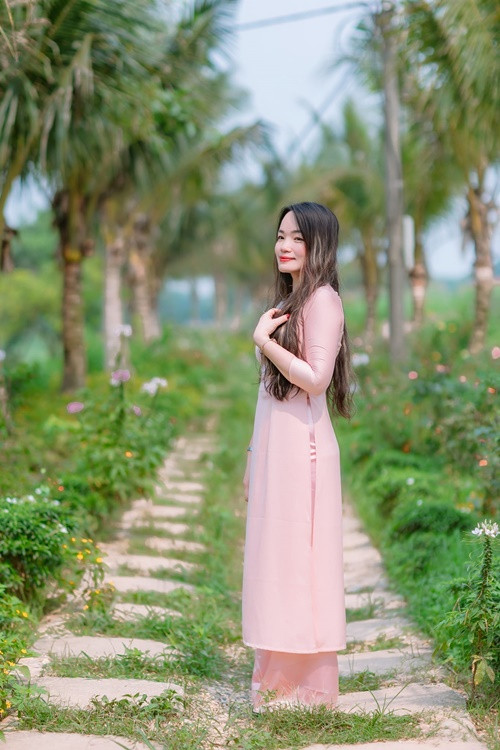 Ở tuổi 39, Hồng Vân sở hữu vóc dáng thon gọn, gương mặt tươi trẻ. Ảnh: FB Hồng Vân.