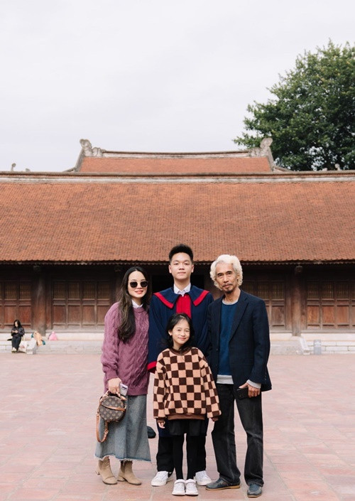 Thi thoảng, cô đăng hình ảnh tổ ấm hạnh phúc bên chồng hơn 25 tuổi và hai con. Ảnh: FB Hồng Vân.