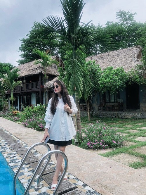 Vợ Phú Đôn còn được khen ngợi có gu thời trang tinh tế. Ảnh: FB Hồng Vân.