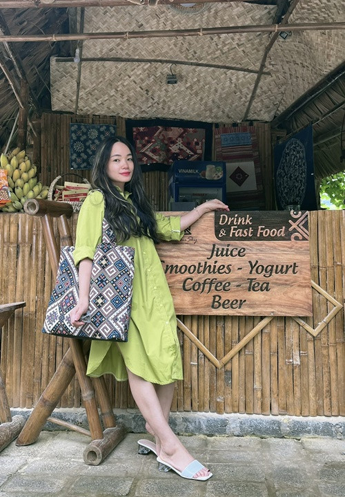 Hồng Vân mặc mốt giấu quần trong một chuyến du lịch. Ảnh: FB Hồng Vân.