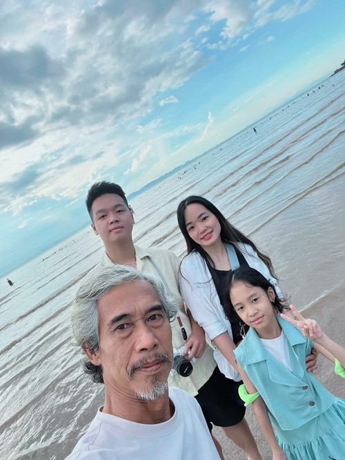 Vợ Phú Đôn chia sẻ hình ảnh cả gia đình đi biển. Ảnh: FB Hồng Vân.