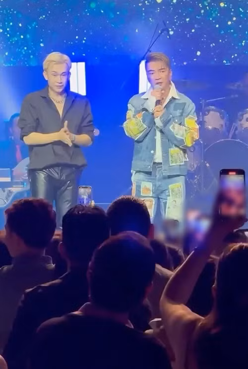 Thời điểm nhận quyết định xử phạt, Đàm Vĩnh Hưng đang ở Mỹ thực hiện chuyến lưu diễn đã được lên lịch và ký kết. Ảnh: Tiền Phong.