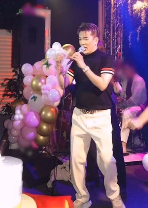 Ít ngày trước, Đàm Vĩnh Hưng hát trong bữa tiệc sinh nhật của cháu ở Mỹ. Ảnh: FB Trizzie Phương Trinh.